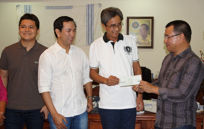 PAYBACK--Leyte Gov. Leopoldo Dominico Petilla (right) hands over the P1-million donation to Gov. Gerardo Noveras (3rd from left) of Aurora which was recently battered by Typhoon ''Lando''.
