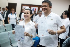 GRACE-CHIZ / OCTOBER 15, 2015 Sen. Grace Poe and running mate Sen. Francis Escudero file their certificate of candidacy respectively at the COMELEC on Thursday, October 15, 2015. INQUIRER PHOTO / GRIG C. MONTEGRANDE