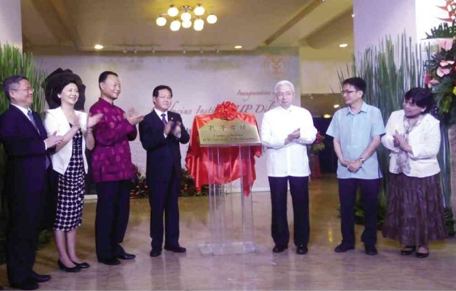 UNVEILING OF PLAQUE   From left: Pan Feng of XMU; Zhan Xinli, XMU vice president; Zhao Jianhua, China’s ambassador to the Philippines; Zhu; Pascual; Tan; and professor Lourdes Portus, special assistant to the university president