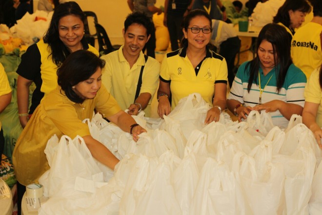 1st photo: LP's vice presidential bet Leni Robredo and party standard-bearer Mar Roxas' wife Korina Sanchez preparing relief packs for Lando victims at the Balay Headquarters in Quezon City. CONTRIBUTED PHOTO