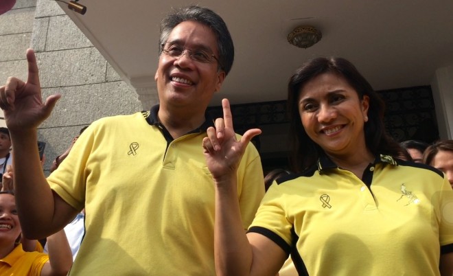 LP standard-bearer Mar Roxas and vice presidential candidate Leni Robredo pose with "Laban" sign after filing their candidacies on Thursday. JULLIANE LOVE DE JESUS/INQUIRER.net