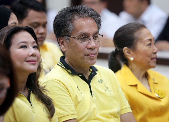 Mar Roxas is flanked by wife Korina Sanchez and mother Judy Araneta Roxas. INQUIRER FILE PHOTO / GRIG C. MONTEGRANDE