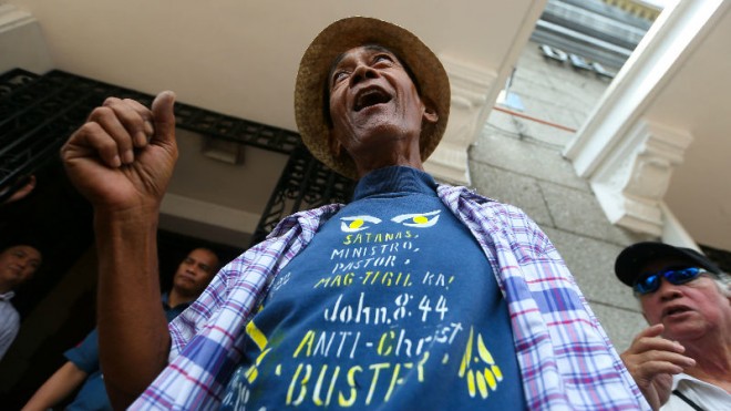 DREAMER, TOO Rolando Pandes Merano, 59, of Quezon province, talks to journalists after filing his certificate of candidacy for senator. His T-shirt identifies himself as an “anti-Christ buster.” LYN RILLON