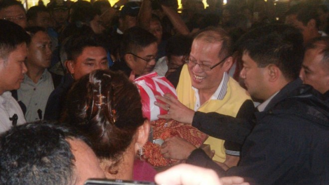 2015President Aquino hands over relief packs, consisting food and non-food items,  to evacuees at the gymnasium of Nueva Ecija High School who are among the over 7,000 displaced by the flash flood brought by Typhoon Lando in Nueva Ecija. He was with Gov. Aurelio Umali and Cabanatuan City mayor Julius Cesar Vergara.   PHOTO BY ARMAND GALANG