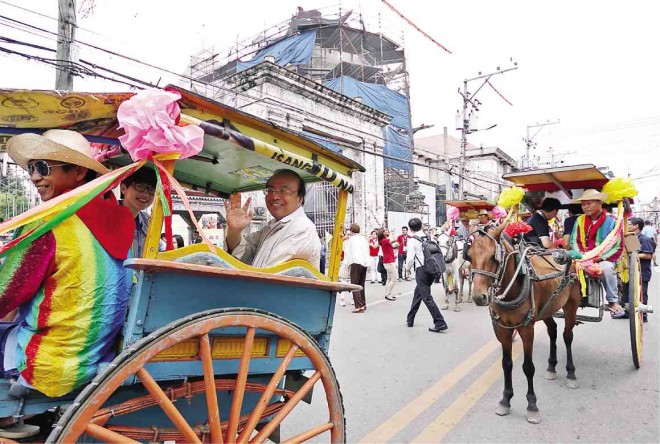 CHINESE Taipei delegates to the Asia-Pacific Economic Cooperation meetings in Cebu wave as they ride a “kalesa” (horse-driven carriages) after visiting Basilica Minore del Santo Niño. JUNJIE MENDOZA/CEBU DAILY NEWS