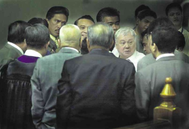 JOKER AT ESTRADA IMPEACHMENT TRIAL Then Makati Rep. Joker Arroyo, a former human rights lawyer and President Corazon Aquino’s first executive secretary, into a huddle with senator-judges, defense counsels and fellow prosecutors during the December 2000 impeachment trial of then President Joseph Estrada INQUIRER PHOTO