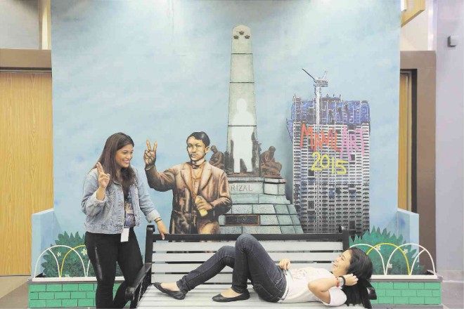 BOMBER   Art students from St. Scholastica’s College pose with a spray-painted Rizal art installation by artist Bonifacio Juan.  JILSON SECKLER TIU 