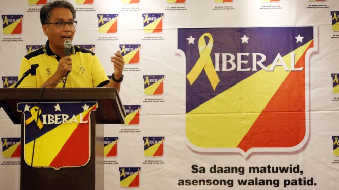 Interior Secretary Mar Roxas, a presidential candidate, gestures as he delivers his message during the oath-taking of the new Liberal Party members consist of Governors, Congressman, Board Members and Mayors at Balay House, Quezon City, September 7, 2015. The ruling Liberal Party (LP) is fielding two unknowns to fill the last two slots on its senatorial slate after it failed to get on board boxing icon Manny Pacquiao, tax chief Kim Henares, Rep.  Rodolfo Biazon, a former senator, and lawyer Lorna Kapunan.  INQUIRER PHOTO / NIÑO JESUS ORBETA