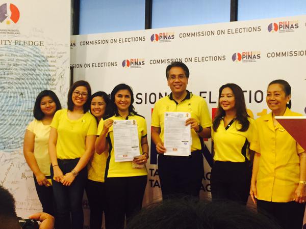 LP standard-bearer Mar Roxas (third from right), and Camarines Sur Rep. Leni Robredo file their COCs with Roxas' wife Korina Sanchez and mother Judy Araneta Roxas, and Robredo's children Aika, Tricia and Jillian. YUJI VINCENT GONZALES/INQUIRER.net