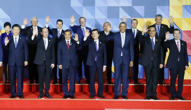 Leaders wave as they pose for the official "family photo" at the annual 21-member Asia-Pacific Economic Cooperation (APEC) summit in Manila on November 19, 2015.  Pictured from back L to R are South Korea President Park Geun-hye, Malaysian Prime Minister Najib Razak, Mexican President Enrique Pena Nieto, New Zealand Prime Minister John Key, Papua New Guinea Prime Minister Peter O'Neill, Russian Prime Minister Dmitry Medvedev, Singapore Prime Minister Lee Hsien Loong and (front row L to R) Chinese President Xi Jinping,  Philippines President Benigno Aquino, Peru's President Ollanta Humala, Vietnam's President Truong Tan Sang, US President Barack Obama, Thailand's Prime Minister Prayut Chan-O-Cha and Taiwan envoy Vincent Siew. Asia-Pacific leaders are wrapping up two-days of talks in Manila that have been overshadowed by an arm-wrestle for regional influence between the United States and China.   AFP PHOTO / POOL / BULLIT MARQUEZ