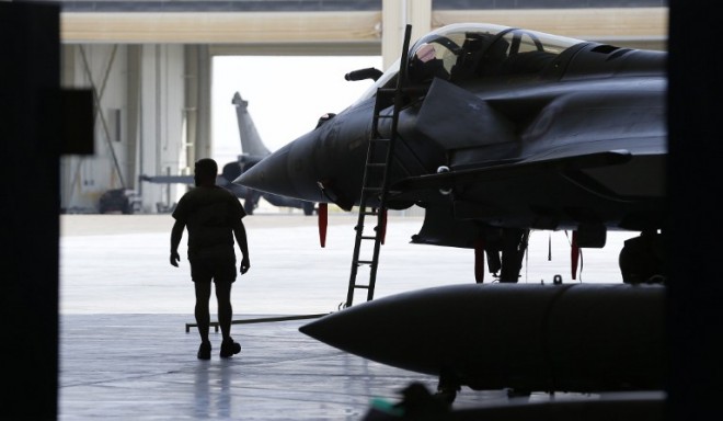 A French soldier prepares a Rafale fighter jet at a military base at an undisclosed location in the Gulf on November 17, 2015, as the French army conducts operations against the Islamic State group in Syria and Iraq. French warplanes destroyed a command centre and training centre in the Syrian city of Raqa, the stronghold of IS, in its second series of airstrikes in 24 hours, the French defence ministry said. AFP PHOTO / KARIM SAHIB