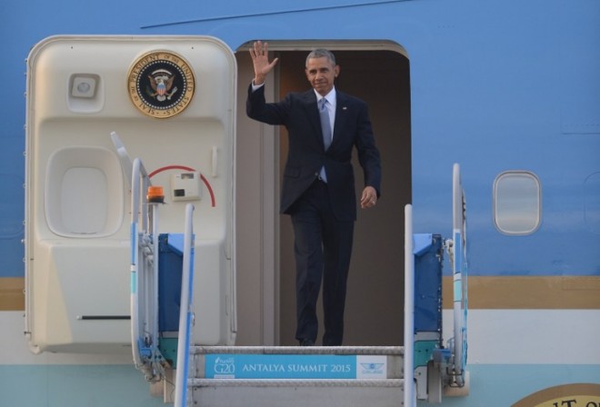US President Barack Obama waves upon his arrival to Antalya International airport on November 15 , 2015 for the start of the G20 leaders Summit in Antalya. Leaders from the world's top 20 industrial powers are meeting in Turkey from November 15 seeking to overcome differences on a range of issues including the Syria conflict, the refugee crisis and climate change. AFP PHOTO// POOL /OKAN OZER