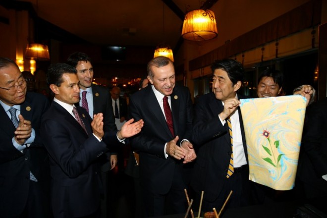 Turkish President Recep Tayyip Erdogan (3rd R), UN Secretary General Ban Ki-moon (L), Mexican President Enrique Pena Nieto (2nd L), Japanese PM Shinzo Abe (2nd R) and Canadian PM Justin Trudeau (3rd L) look at Turkish paper marbling (Ebru) after the dinner hosted by Turkish President during G20 leaders Summit in Antalya. Leaders from the world's top 20 industrial powers meet in Turkey from November 15 seeking to overcome differences on a range of issues including the Syria conflict, the refugee crisis and climate change. AFP PHOTO// POOL/ KAYHAN OZER