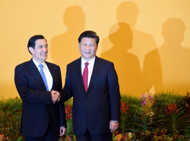TOPSHOTS Chinese President Xi Jinping (R) shakes hands with Taiwan President Ma Ying-jeou before their meeting at Shangrila hotel in Singapore on November 7, 2015.  The leaders of China and Taiwan hold a historic summit that will put a once unthinkable presidential seal on warming ties between the former Cold War rivals.    AFP PHOTO / Roslan RAHMAN