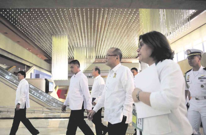 DOUBLE-CHECKING Not leaving anything to chance, President Aquino conducts an inspection of the PICC among 4 other venues of theAsia-Pacific EconomicCooperation (Apec) to ensure a seamless flow of events for the economic leaders’ meeting nextweek. Cabinet members led by Executive Secretary Paquito Ochoa Jr. and PublicWorks Secretary Rogelio Singson joined Mr.Aquino’s review ofApec preparations onWednesday.  MALACAÑANG PHOTO BUREAU