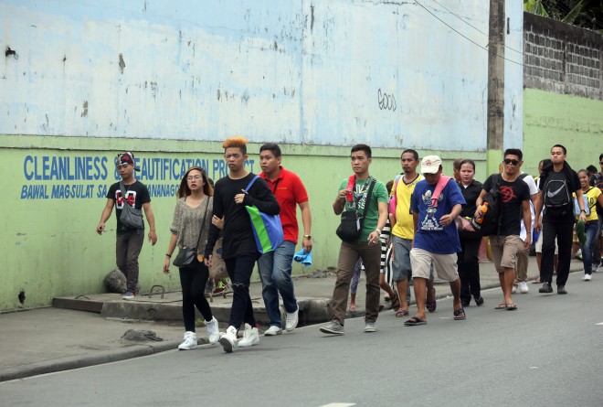 APEC / NOVEMBER 16, 2015 Due to APEC 2015 summit, commuters from Cavite have to walk going to Baclaran, Paranaque City to find passenger vehicles on Monday, November 16, 2015, after authorities closed down a portion of EDSA. INQUIRER PHOTO / NINO JESUS ORBETA