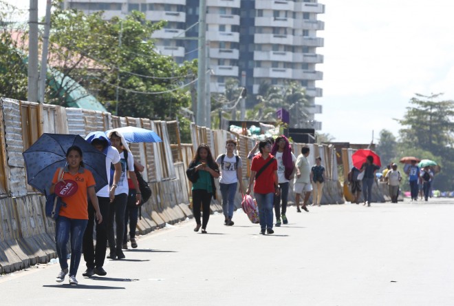 APEC / NOVEMBER 16, 2015 Due to APEC 2015 summit, commuters from Cavite have to walk going to Baclaran, Paranaque City to find passenger vehicles on Monday, November 16, 2015, after authorities closed down a portion of EDSA. INQUIRER PHOTO / NINO JESUS ORBETA