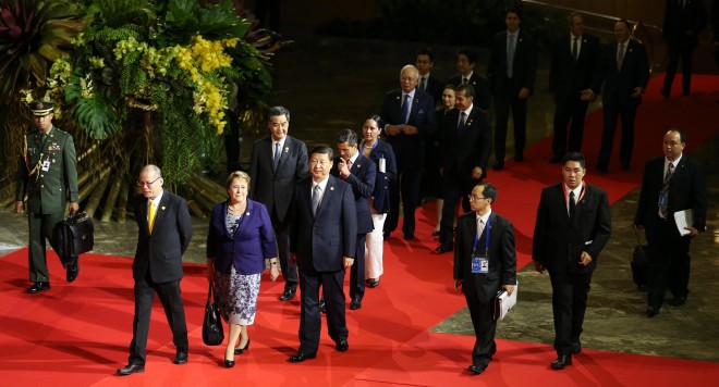 APEC 2015 WELCOME CEREMONY/NOVEMBER 18, 2015 President Benigno S. Aquino III walks with Chilean President Michelle Bachelet (C), China President Xi Jinping (front R), Hong Kong Chief Executive LeungChun-ying (back L) and Mexico President Enrique Peña Nieto (back R) as they arrive for Asia-Pacific Economic Cooperation (APEC) Leaders welcome ceremony inside the Philippine International Convention Center (PICC) in Manila, Philippines.  INQUIRER PHOTO/LYN RILLON