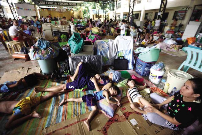 FACING A HOMELESS CHRISTMAS About 300 of the 2,000 families displaced by Wednesday’s fire in Mandaluyong City find shelter at Jose Fabella Integrated School. Niño Jesus Orbeta