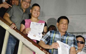  Davao City mayor, Rodrigo Duterte with daughter Sara. GERMELINA LACORTE/INQUIRER MINDANAO FILE PHOTO