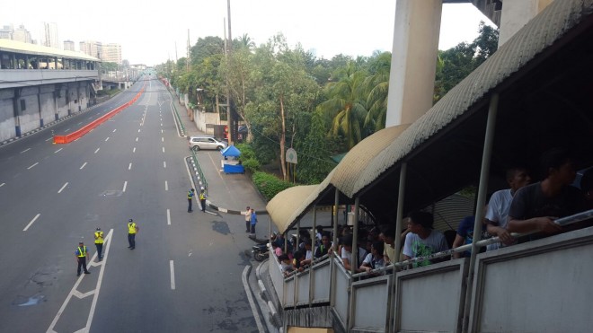 An empty Edsa and a crowded MRT station in Magallanes show how the Filipino working class is paying a price for the PH hosting Apec. CENON BIBE/INQUIRER.net