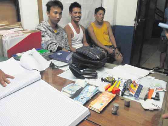 FRIENDS Michael Horcasitas, Alejandro Bonita and Fulgencio Esterado turn over to police officers P138,000 cash they found inside a belt bag that fell from a car in Panglao, Bohol province.  PHOTO COURTESY OF PNP-PANGLAO