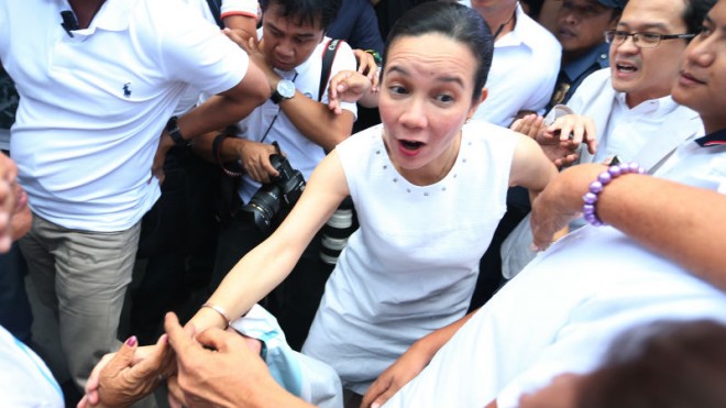 Presidential aspirant Grace Poe is mob by her supporters as she leaves after the hearing for disqualification case filed against her at the COMELEC en banc in Palacio Del Gobernador, Intramuros, Manila. EDWIN BACASMAS/INQUIRER FILE PHOTO