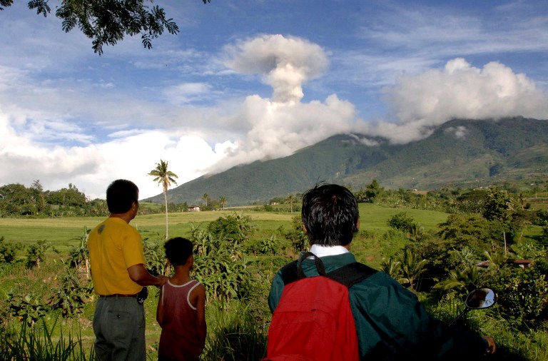 Residents look towards the Kanlaon volcano from Kanlaon, central philippines. AFP File Photo 
