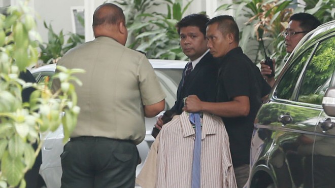 TIGHT GUARDING Former Iglesia ni Cristo (INC) minister Lowell Menorca II (center, in coat and tie) is escorted by security officers at the Court of Appeals after a hearing on his kidnapping case. Menorca has accused the INC of kidnapping and torturing him over suspicions that he was the blogger Antonio Ebangelista known for criticizing the homegrown religious sect. EDWIN BACASMAS