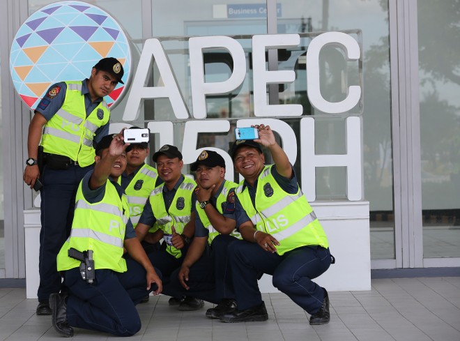  ENDOF APEC DUTY Several Manila policemen deployed around theWorld Trade Center share a light moment and pose for a group selfie or groufie to mark the end of their Apec duty as the last of the global summit leaders left the country on Friday. JOAN BONDOC