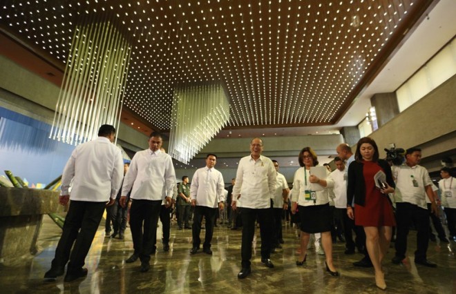  President Benigno S. Aquino III conducts an inspection  of the Asia Pacific Economic Cooperation venues, Tuesday (November 10).Malacañang Photo Bureau Release/PNoy inspection at APEC venues/November 10, 2015