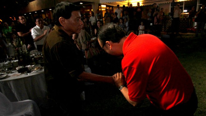 THE BIRTHDAY BOY, BOW!  Vice presidential contender Sen. Alan Peter Cayetano bows to his guest, Davao City Mayor Rodrigo Duterte, during the senator’s 45th birthday party on Tuesday in Taguig City. Cayetano met with Duterte in September to discuss their possible team-up but the mayor has repeatedly said he is not running.  RICHARD A. REYES