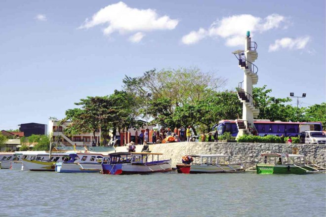 TOURISTS line up at the Lucap Wharf in Alaminos City to go around and enjoy the Hundred Islands National Park. WILLIE LOMIBAO/INQUIRER NORTHERN LUZON