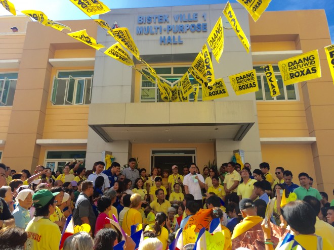 Supporters of Liberal Party standard-bearer Mar Roxas ask "Where's Leni?" when the presidential aspirant went to Payatas, Quezon City with Mayor Herbert Bautista on Monday. JULLIANE LOVE DE JESUS