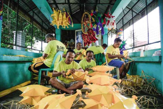 HOLIDAY WORK Detainees start producing colorful Christmas lanterns or “parol” as a livelihood project inside the Albay District Jail in Barangay Bogtong in Legazpi City.   MARK ALVIC ESPLANA