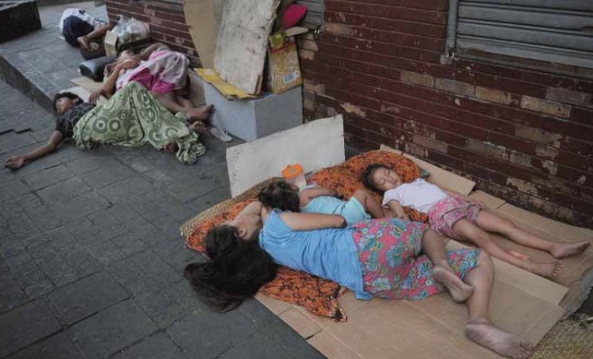 FORBIDDEN SIGHT This picture taken on Tuesday shows homeless people sleeping on a sidewalk in Manila. The government has swept 20,000 homeless people from the city’s streets as part of the cleanup for the Asia-Pacific Economic Cooperation (Apec) Summit next week. AFP