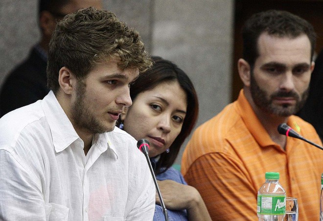 LAGLAG BALA INQUIRY: Lane Michael White (left), 20, tells senators how airport authorities asked him to pay P30,000 in exchange for his freedom for allegedly carrying a bullet inside his bag at theNinoy Aquino International Airport (NAIA). Lane, together with his step-mother Eloisa Zoleta (center), and father Ryan White (right) attended a Senate inquiry into the “laglag bala” incidents at the NAIAThursday, November 12, 2015. (PRIB Photo by Alex NuevaEspaña) 