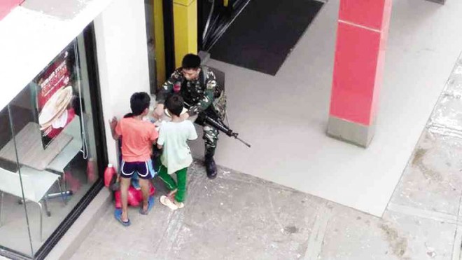 RADIO reporter Karlo Ignacio’s snapshot showing the kindness of a soldier, later identified as Cpl. Ryan Santos, sharing his meal with street children in Isabela City is making waves in Facebook. PHOTO FROM FACEBOOK