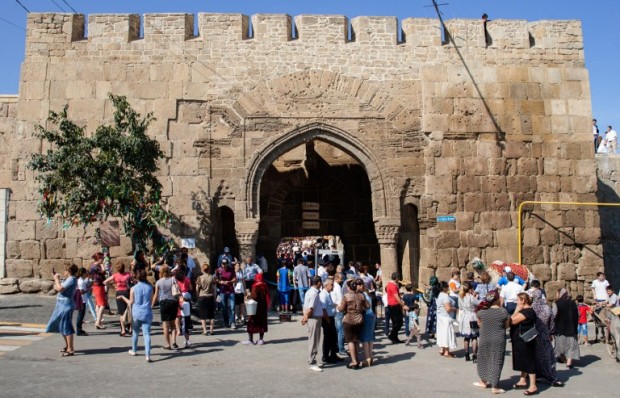 (FILES) A file picture taken on September 19, 2015 shows people walking in front of the Naryn-Kala Fortress in Derbent.  One person was killed and 11 were injured in a shooting at a UNESCO heritage site in Russia's volatile North Caucasus region of Dagestan, local health authorities said on December 30, 2015. The incident occurred on December 29 night near the fortress at Derbent, which claims to be Russia's oldest city. / AFP / ILYAS HAJJI