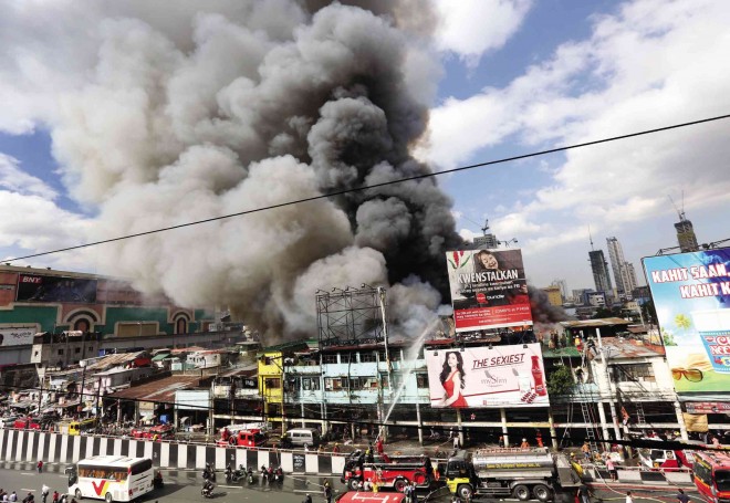  SHANTYTOWN INFERNO Thick smoke billows out as a fire rages Friday in a slum area in Sta. Cruz, Manila. The blaze left over a thousand families homeless and prompted officials of the nearby city jail to move about 500 female inmates to safety. MARIANNE BERMUDEZ