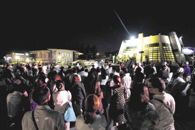 MOONLIT MOURNING A full moon and later a burst of fireworks light up the lawn at Heritage Memorial Park where mourners gather for the requiem Mass on Sunday night for Inquirer editor in chief Letty Jimenez-Magsanoc.  RICHARD A. REYES