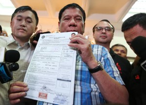 December 8, 2015 Davao Mayor Rodrigo Duterte shows his Certificate of Candidacy for President at the Comelec, tuesday. INQUIRER/ MARIANNE BERMUDEZ