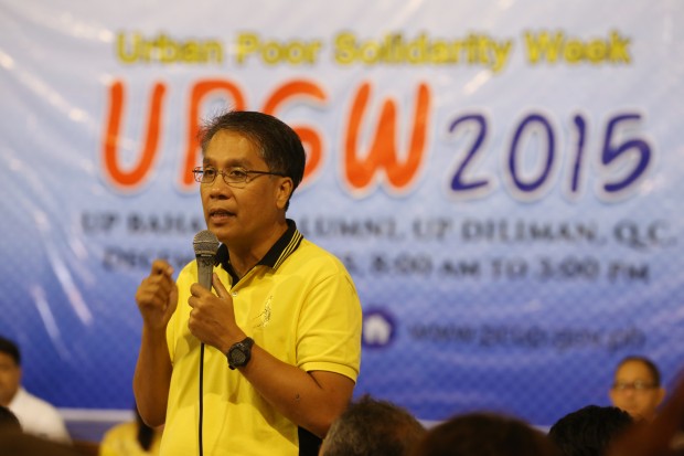 MAR ROXAS AT U.P / DECEMBER 14, 2015 Presidential candidate Mar Roxas gestures as he delivers hi inspirational message during the Presidential Commission for the Urban Poor, Urban Poor Solidarity Week at the University of the Philippines Bahay ng Alumni,Quezon City, December 14, 2015. INQUIRER PHOTO / NINO JESUS ORBETA