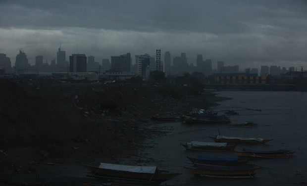 DECEMBER 16, 2015 Dark clouds envelopes the skyline of Metro Manila as yellow rainfall warning continues due to typhoon Nona. EDWIN BACAMAS