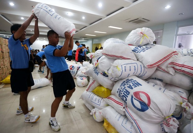 CALAPAN CITY-TYPHOON NONA/DECEMBER 18, 2015 PNP personnel from the Regional Special Training Unit based in Camp Efigenio Navarro lift sacks filled with relief packs at the Provincial Capitol Complex, Calapan City, Oriental Mindoro for distribution to residents in various towns in Oriental Mindoro hit by Typhoon Nona. INQUIRER PHOTO/LYN RILLON