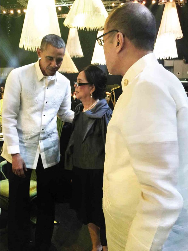 PRICELESS MOMENT In a bold spontaneous move, Letty Jimenez-Magsanoc exchanges pleasantries with President Aquino and US President Barack Obama during the Asia-Pacific Economic Cooperation welcome reception dinner in November at SM Mall of Asia Arena. Mr. Aquino reminds Obama that Magsanoc was one of the heroes of the Edsa Revolution.  THELMA SIOSON SAN JUAN
