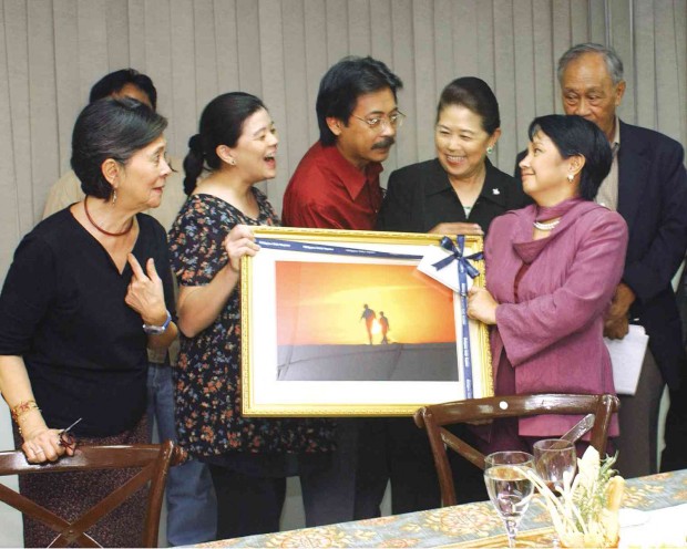 PRESENTING former President Gloria Macapagal-Arroyo a framed Page One photo of her and husband Mike Arroyo