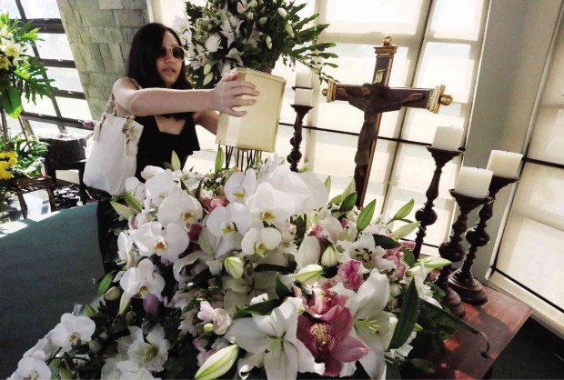 ASHES TO ASHES Ariana Magsanoc Alikpala, granddaughter of Inquirer editor in chief Letty Jimenez-Magsanoc, gently puts the urn containing her grandmother’s ashes in the Aeternum chapel at Heritage Memorial Park in Taguig City on Sunday for a wake that will last up to Tuesday. GRIG C. MONTEGRANDE