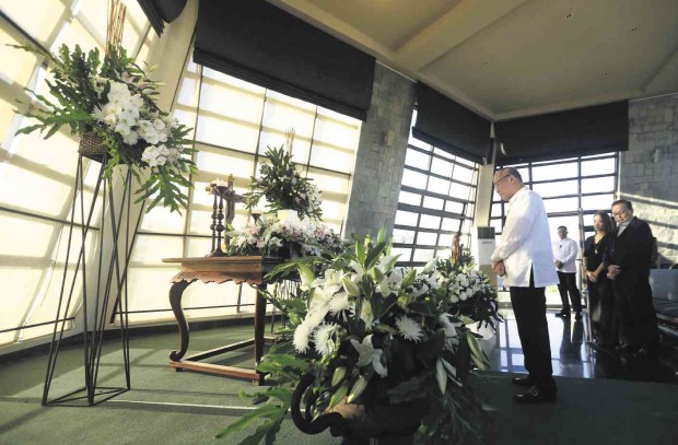 PAYING LAST RESPECTS President Aquino pays his last respects to the late Inquirer editor in chief Letty Jimenez-Magsanoc (LJM) at the Aeternum chapel of Heritage Memorial Park in Taguig City. Behind the President are LJM’s husband Dr. Carlitos Magsanoc and daughter Kara Magsanoc-Alikpala. LYN RILLON