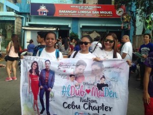 Remie Dela Cruz (left) and her friends show off their AlDub banner in Cebu City. (Photo by Carmel Louise Matus, Inquirer  Visayas, Dec. 17, 2015)